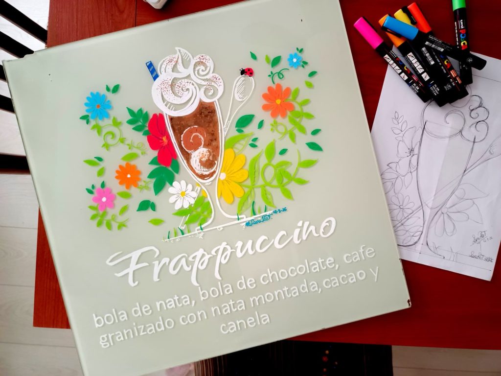 Frappuccino pintado con tiza líquida sobre cristal